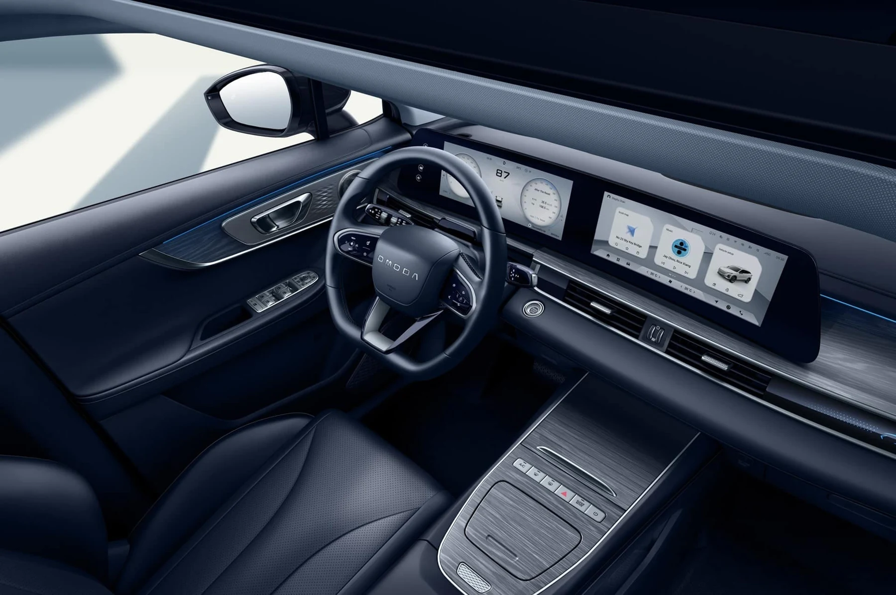 Abitacolo OMODA 5 SHS-H: volante, doppio display e console centrale
